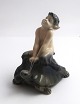 Königliches 
Kopenhagen. 
Porzellanfigur. 
Faun sitzt auf 
...