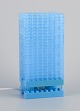 Skandinavisk 
design. 
Bordlampe i 
lyseblå plast.