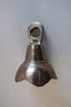 Smuk, gammel klokke, med takket kant
Messing
Mangler det lille metalstykke, som kan bringe den til at ringe, - men det kan 
laves
H: 5cm