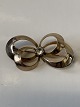 Antik Huset 
presents: 
8 Karat 
gold, brooch 
with clear 
stone
Measures 3.6 x 
1.9 cm.