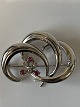 Antik Huset 
presents: 
14 Karat 
White Gold, 
brooch with 
brilliants and 
rubies
Measures 4.5 x 
3.4 cm.