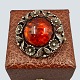 N. E. From; 
Broche af 
sterlingsølv 
med rav