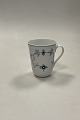 Danam Antik 
presents: 
Royal 
Copenhagen Blue 
Fluted Plain 
Cup with handle 
No 497