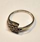 14k white gold 
ring, 20th 
century, with 6 
diamonds.