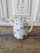 Karstens Antik 
præsenterer: 
Royal 
Copenhagen 
Musselmalet 
riflet 
hotelporcelæn 
lille 
kaffekande no. 
2213