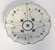 Lundin Antique 
präsentiert: 
Königliches 
Kopenhagen. 
Muselmalet, 
Gerippt. 
Beilagen. 
Modell 142. 
Durchmesser 21 
...