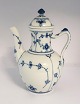 Lundin Antique 
präsentiert: 
Königliches 
Kopenhagen. 
Musselmalet, 
Gerippt. Kleine 
Kaffeekanne. 
Modell 46. Höhe 
...