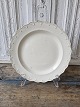Karstens Antik 
presents: 
English 
Creamware plate 
decorated with 
feathered edge 
in relief 24.5 
cm.