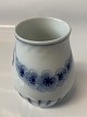 Antik Huset 
presents: 
Empire 
vase Bing and 
Grondahl for 
the dining 
table.