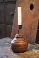K&Co. 
præsenterer: 
Antik 
svensk 
lysestage fra 
1800 tallet i 
træ 
med lysholder 
i smedejern og 
en fin 
patina...