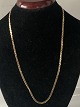 Armor 
facet-like 
necklace, in 8 
karat gold.
Length: 49 cm.
