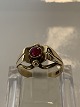 Antik Huset 
præsenterer: 
14 karat 
guld, Dame ring 
med rød sten.
Ring størrelse 
52.