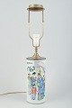 L'Art 
præsenterer: 
Kinesisk 
porcelænsbordlampe 
af 
cylinderformet 
vase. Sen Qing 
/ 
Republikperioden 
(ca. 
1900–1930).