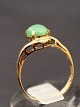 Middelfart 
Antik presents: 
18 carat 
gold ring with 
jade