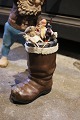 K&Co. presents: 
Old 
Christmas boot 
in painted 
papier-mâché, 
filled with old 
toys. 
Height: 22cm.