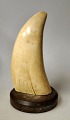 Pegasus – Kunst 
- Antik - 
Design 
presents: 
Greenlandic 
sperm whale 
tooth mounted 
on a bakelite 
base. 19th-20th 
...