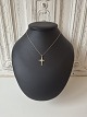 Karstens Antik presents: Gold-plated sterling silver cross necklace adorned with a white daisy.