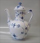 Musselmalet Kaffekande med låg 048-1 Kaffekande med låg 0,96 liter (#126) ca 25 
cm høj   Kongelig Dansk Porcelæn 
