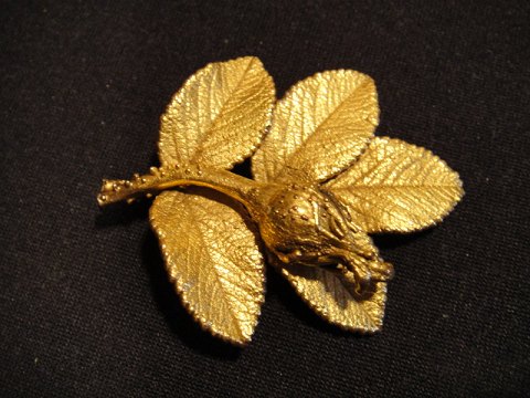 WorldAntique.net - Flora brooch. * rosebud on leaf. * Silver s are forgyldt.6 x 5 cm. * appear in stylish an