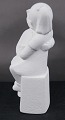 Weiße Steinkunstfigur aus Marbell, Niederlande. Geschwisterpaar auf einer Bank.