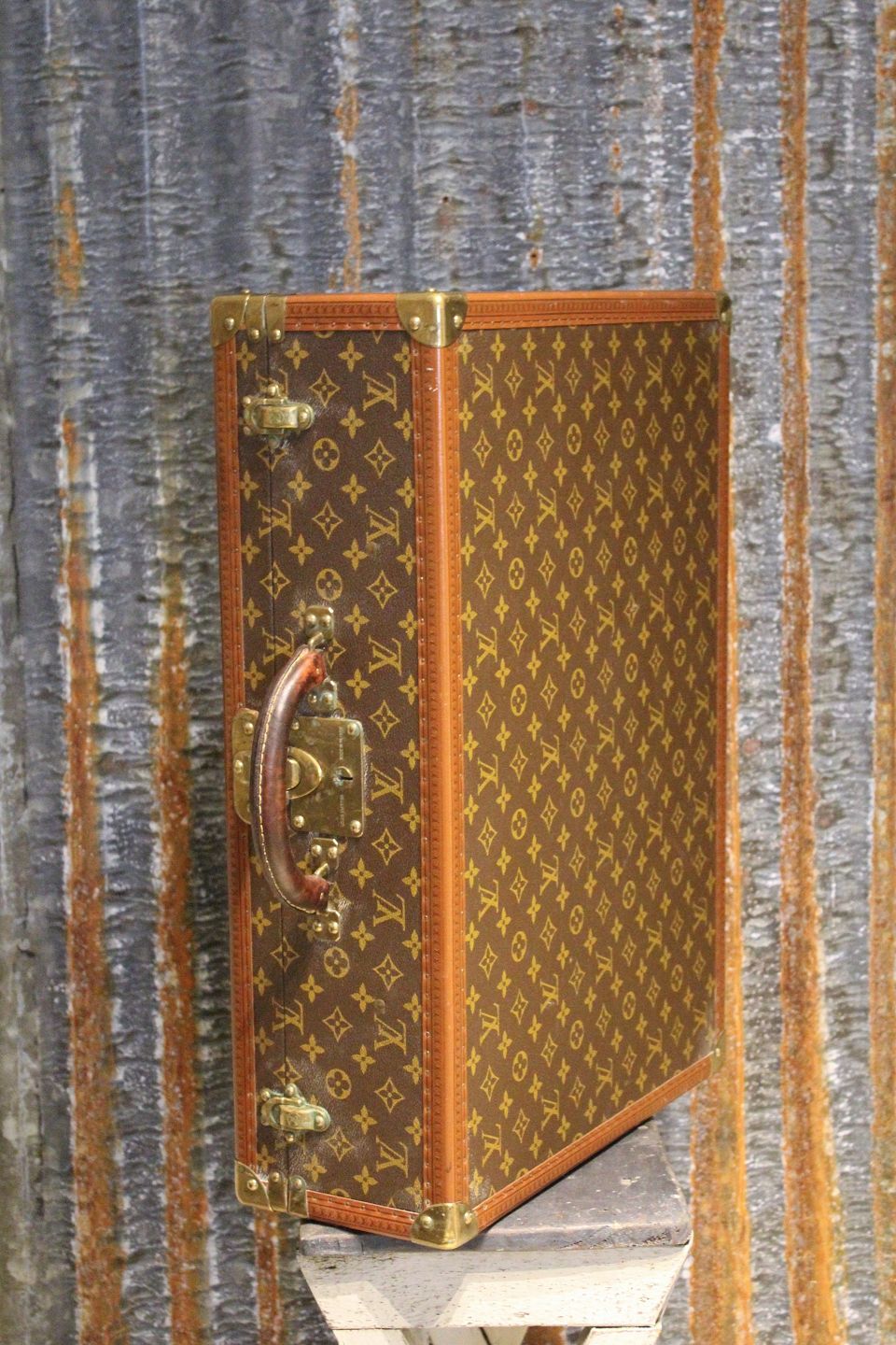 WorldAntique.net - Old vintage Louis suitcase (hardbox) with logo.