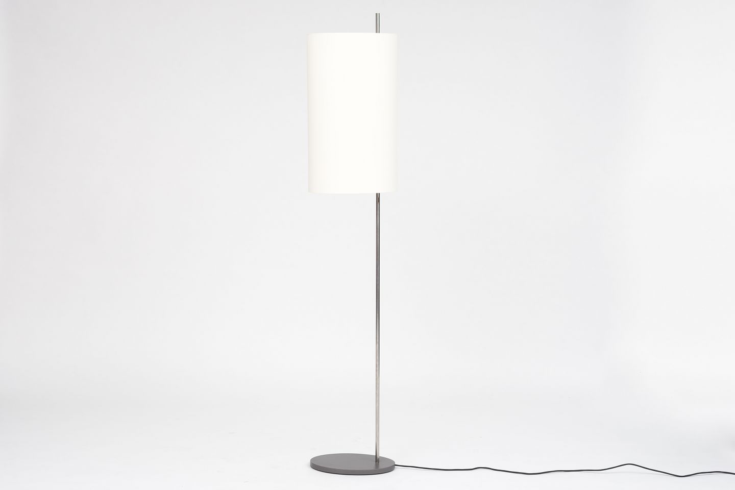 Arne Jacobsen Santa Cole Aj Royal Floor Lamp In Stainless Steel And White Linen Screen Designed 1956 Good Condition 2 Pcs På Lager