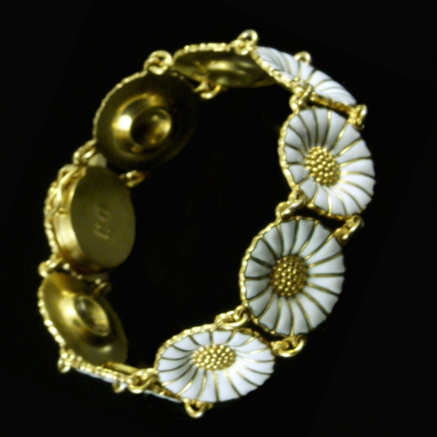 billet Devise billedtekst WorldAntique.net - Georg Jensen. Gilded Sterling Silver 18mm Marguerit /  Daisy Bracelet with White Enamel
