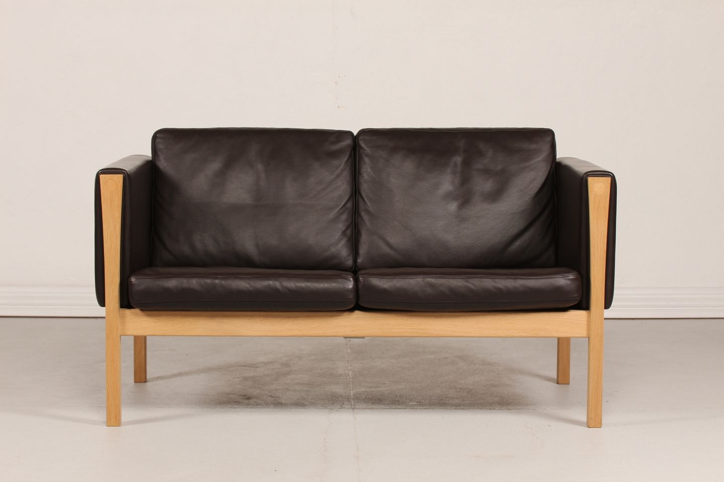 Hans J Wegner Sofa Ch 162 Oak Moccabrown Leather Hans J Wegner Sofa Ch 162 Oak Moccabrown Leather