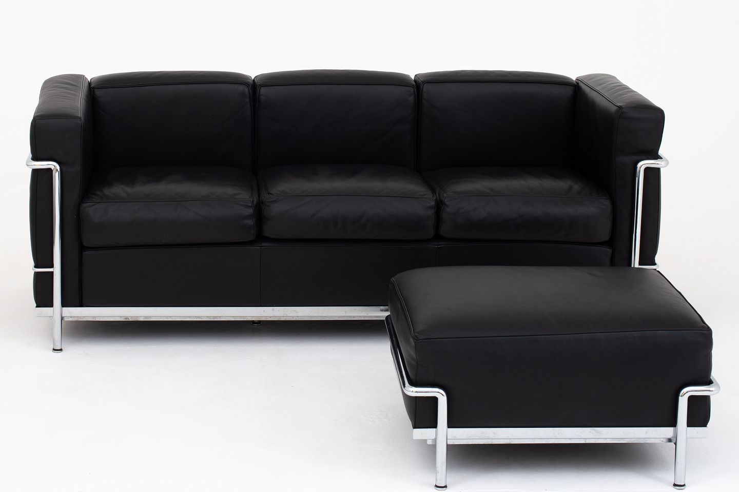 Le Corbusier Cina Lc 2 3 Seater Sofa In Original Black Leather With Chromed Metal Frame And Pouf Good Condition 1 Set Stock Location Roxy