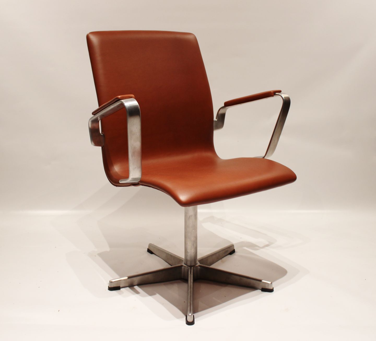 Finde på Fristelse detaljeret WorldAntique.net - Oxford classic office chair, model 3271, upholstered  with aniline leather and with armrests, by Arne