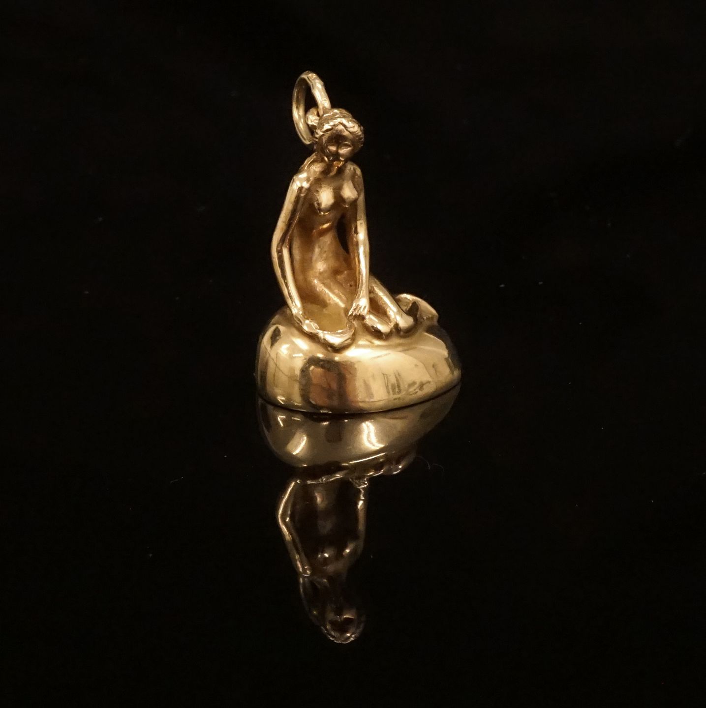 forhåndsvisning Haiku ødemark WorldAntique.net - Bernhard Hertz, Denmark: The Little Mermaid, 14kt gold.  H: 2,5cm