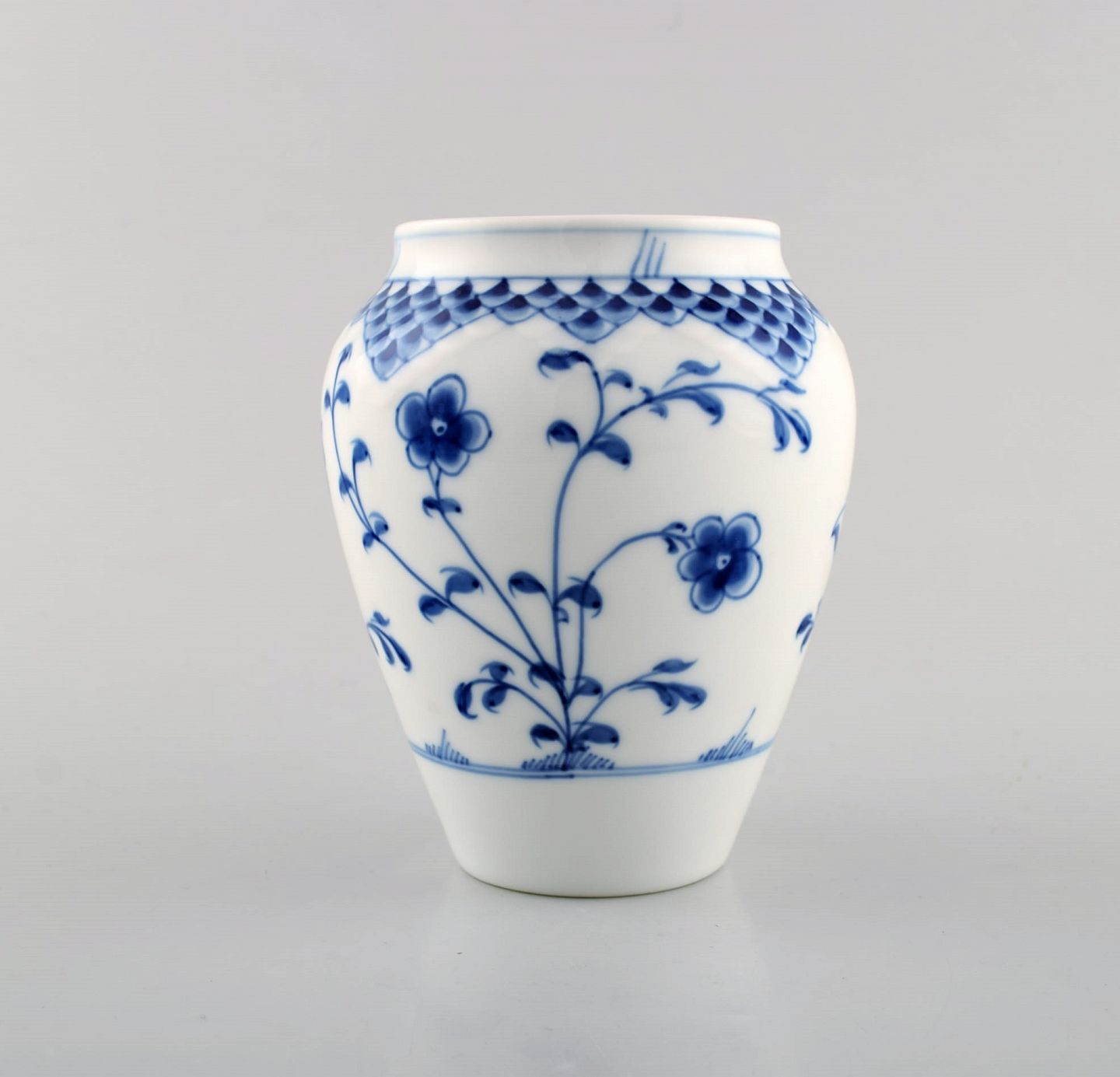 WorldAntique.net - Bing & / B&G, "Butterfly". Vase in painted porcelain. * Model Number: 681.