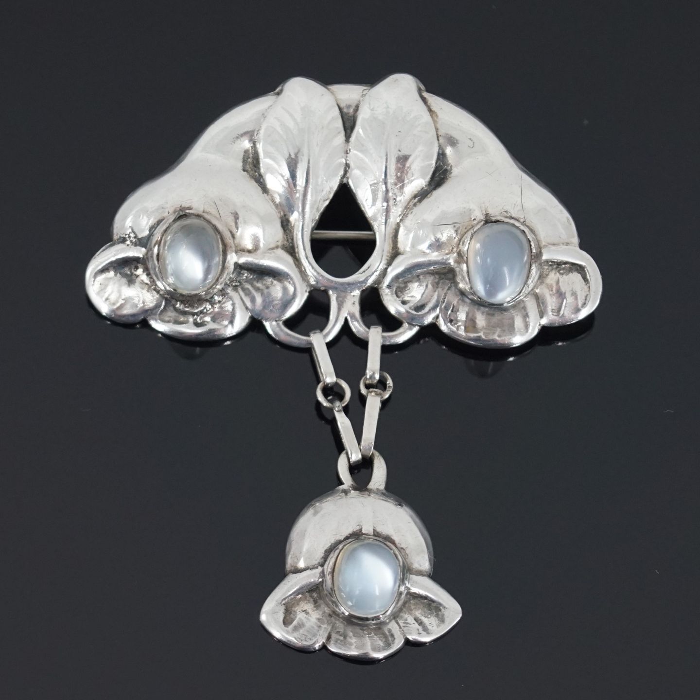 Tænke politik Kærlig Antik Damgaard-Lauritsen - Evald Nielsen; A jugend brooch of silver set  with moonstones