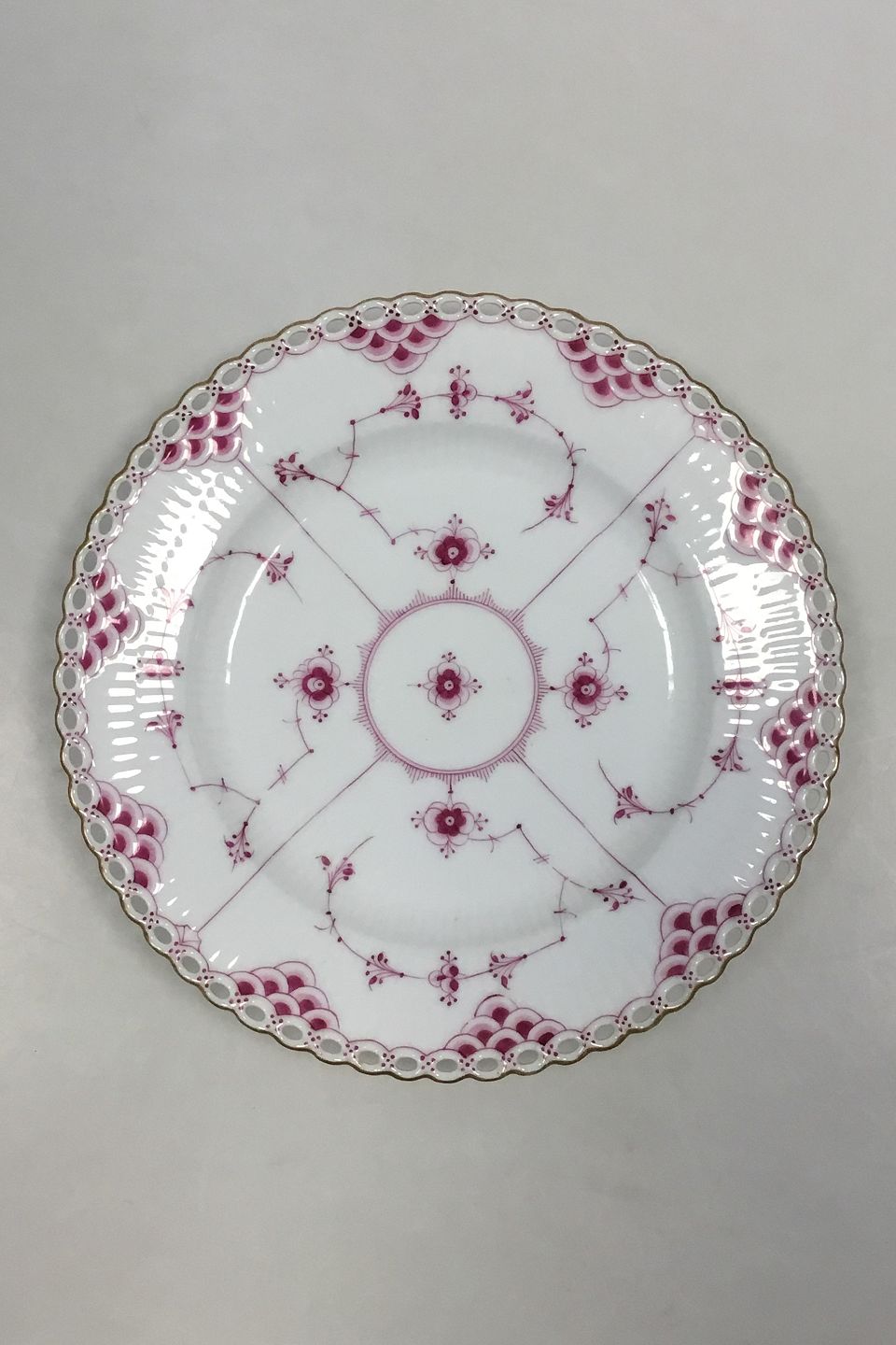 Rekvisitter Besætte eksil WorldAntique.net - Royal Copenhagen Blue Fluted Red Ruby/Pink with Gold  Edge Full lace Lunch Plate No 2/1084