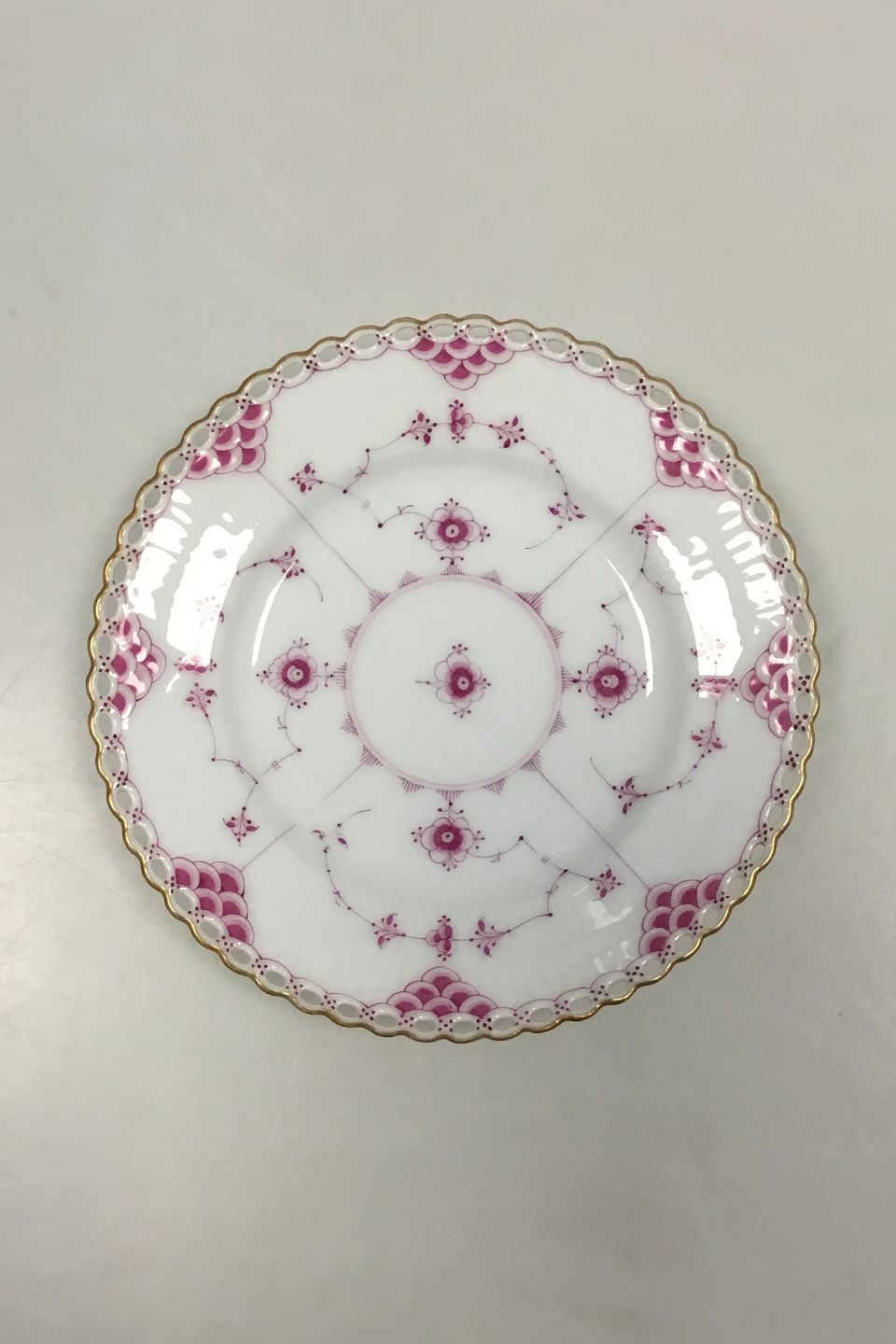 klar Mart pie WorldAntique.net - Royal Copenhagen Blue Fluted Red Ruby/Pink with Gold  Edge Full Lace Cake Plate No 2/1088