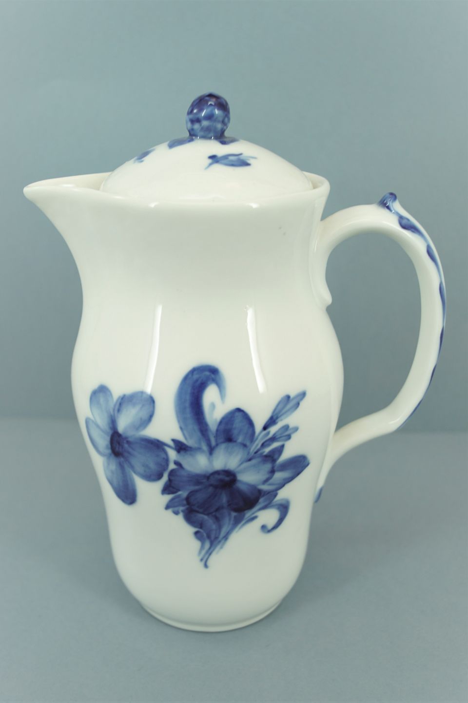  Royal Copenhagen, Blue Flower, braided; A pitcher with  lid, porcelain #8145