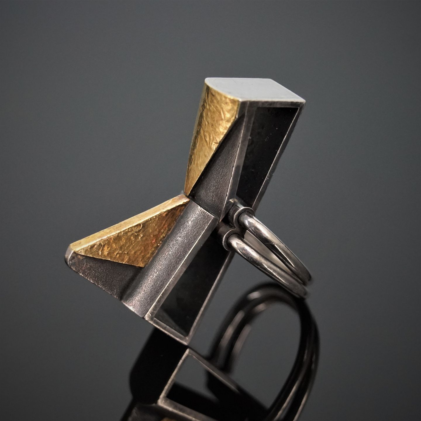Baglæns Bule bagagerum Antik Damgaard-Lauritsen - Jan Lohmann; Danish design ring made of sterling  silver, oxidized and gilt silve