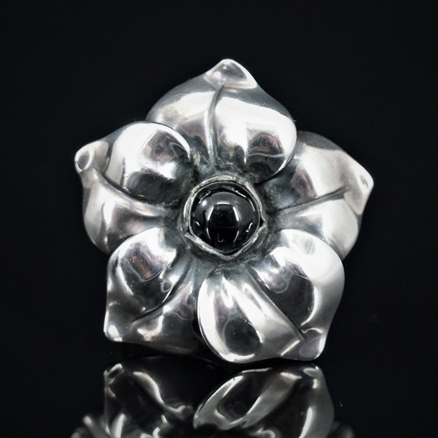 Skim Siege mover Antik Damgaard-Lauritsen - Georg Jensen, Regitze Overgaard; A "Flower" ring  of sterling silver set with an