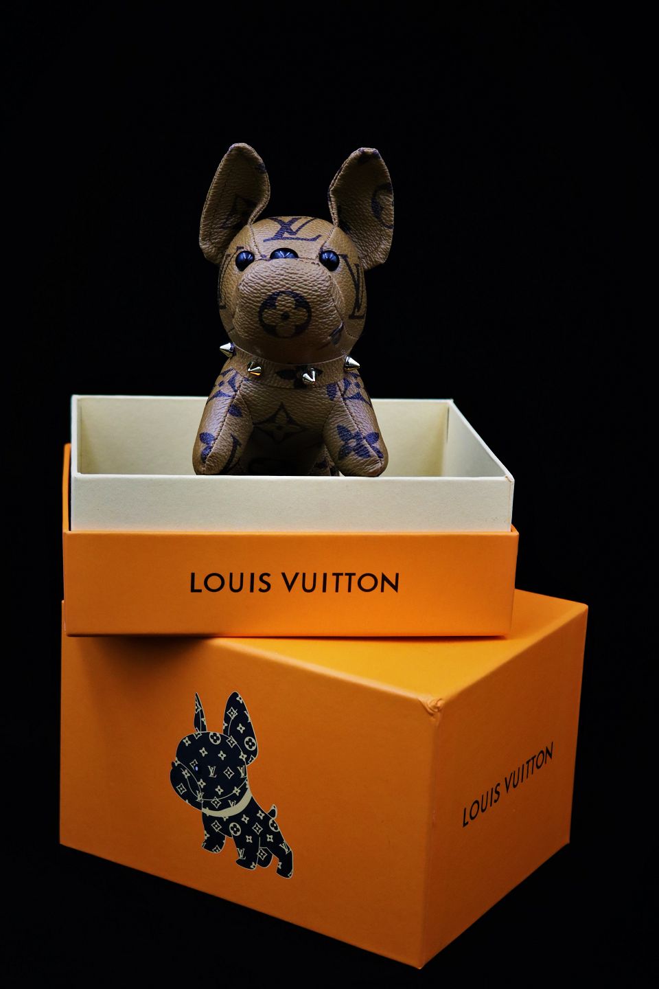  Original Louis Vuitton accessories, bag pendant in the  shape of a small dog with Monogram Reverse Ca