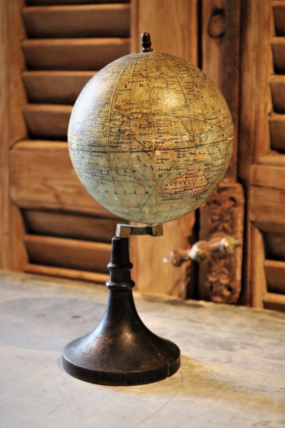 K&Co - Decorative, 1800s mini globe from Paris with a very fine