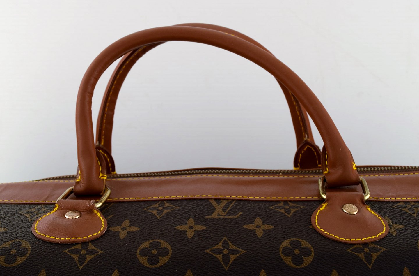  Louis Vuitton: Large vintage travel bag of