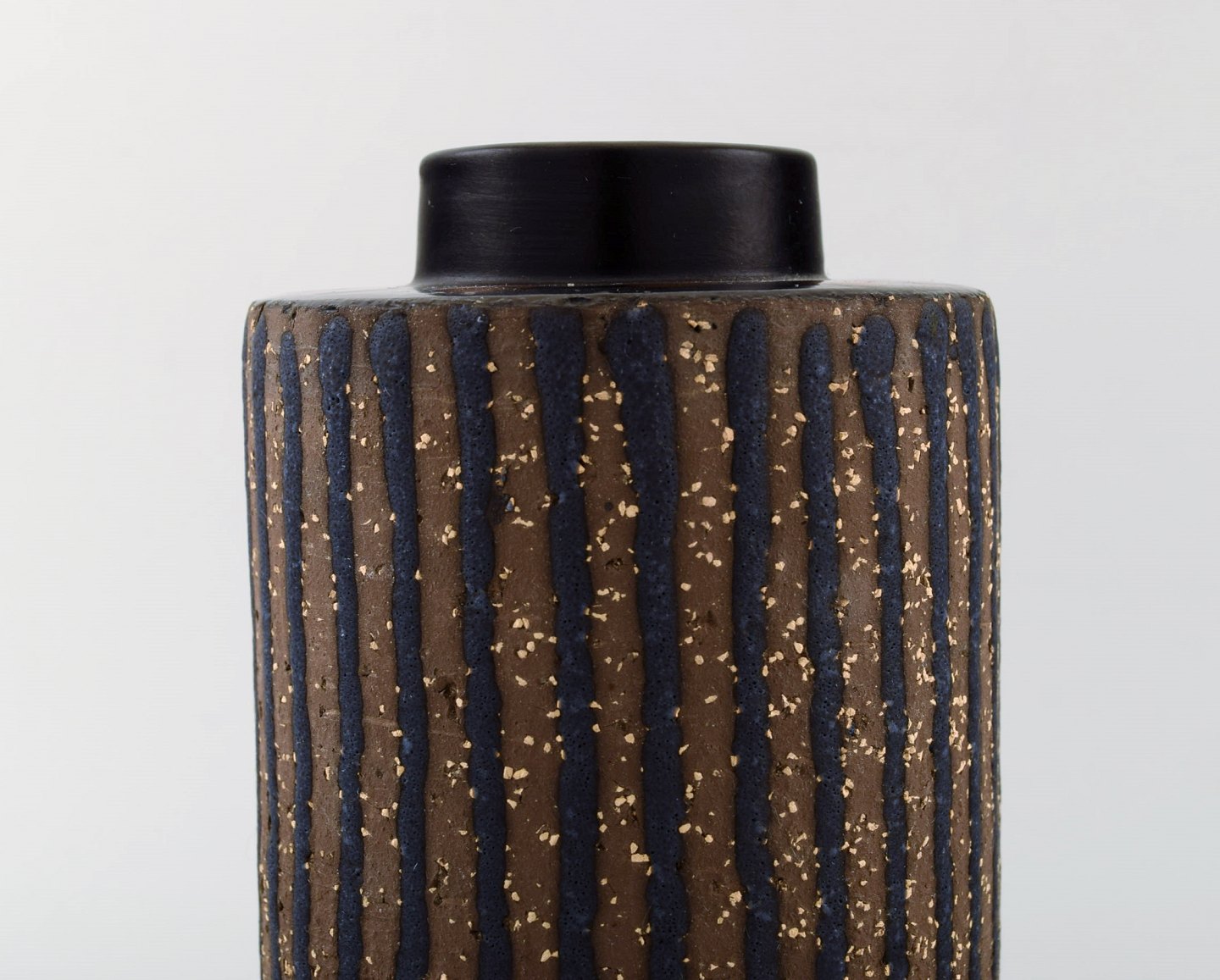 WorldAntique.net Simmulson for Upsala-Ekeby ceramic vase. *