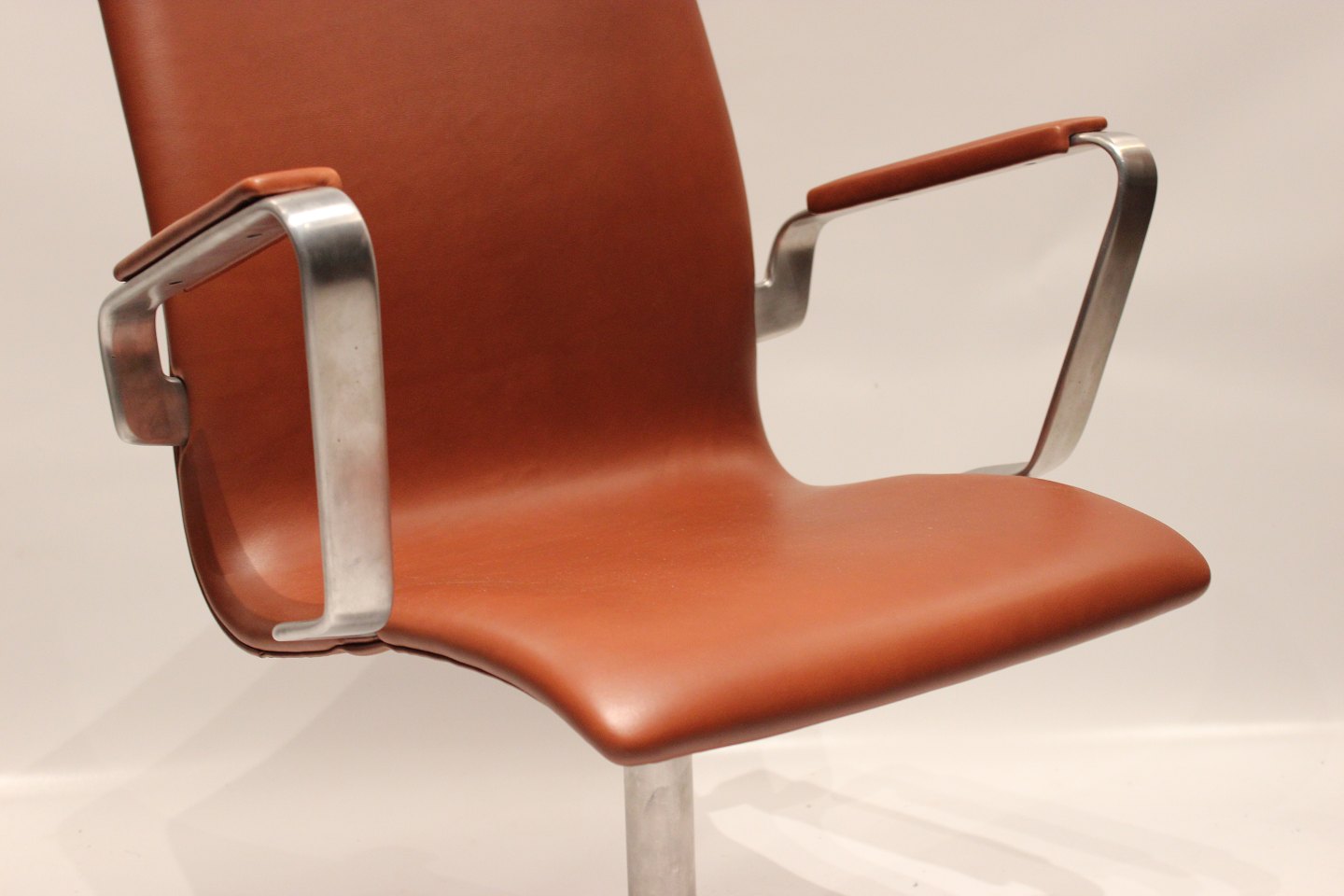 Finde på Fristelse detaljeret WorldAntique.net - Oxford classic office chair, model 3271, upholstered with aniline leather and with armrests, by Arne Finde på Fristelse detaljeret WorldAntique.net - Oxford classic office chair, model 3271, upholstered with aniline leather and with armrests, by Arne