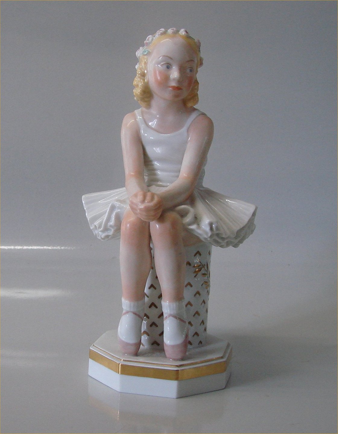 Klosterkælderen - Royal Copenhagen figurine RC Ballet Girl Holger Christensen cm * - Royal Copenhagen figurine 4075 RC Ballet Girl Holger Christensen 21.5 cm *