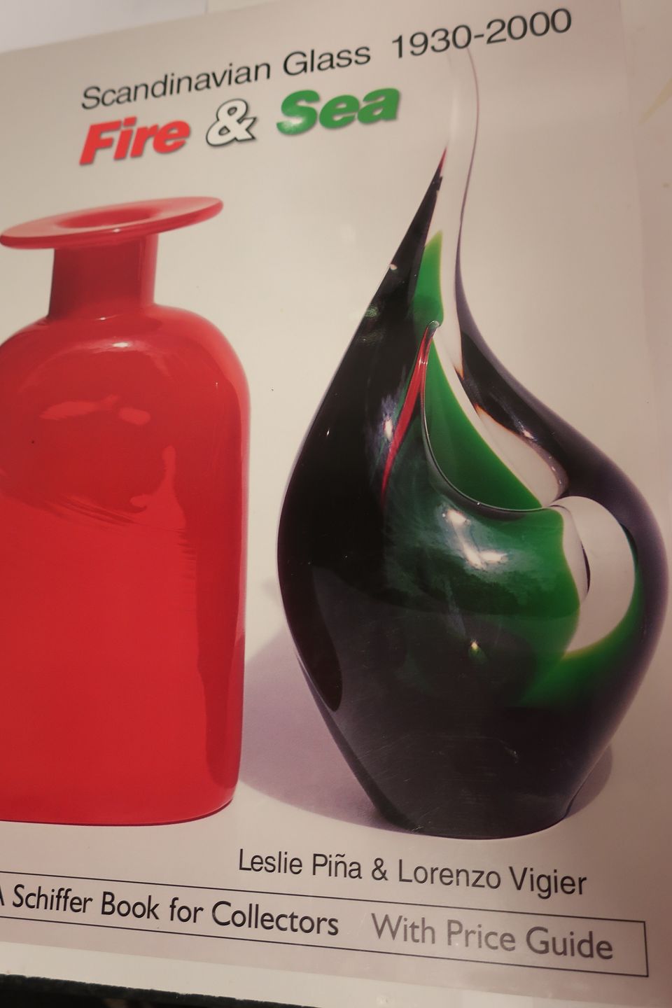 WorldAntique.net - Book about glass in period 1930-2000