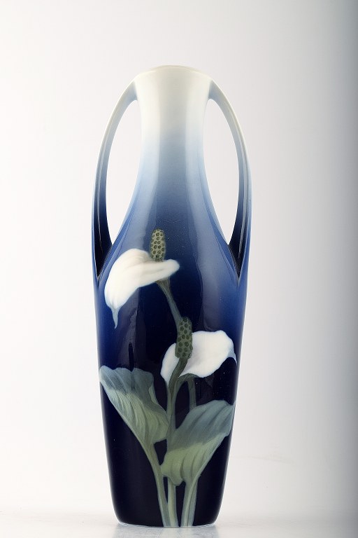 Royal Copenhagen Art Nouveau vase, dekoreret med blomster.