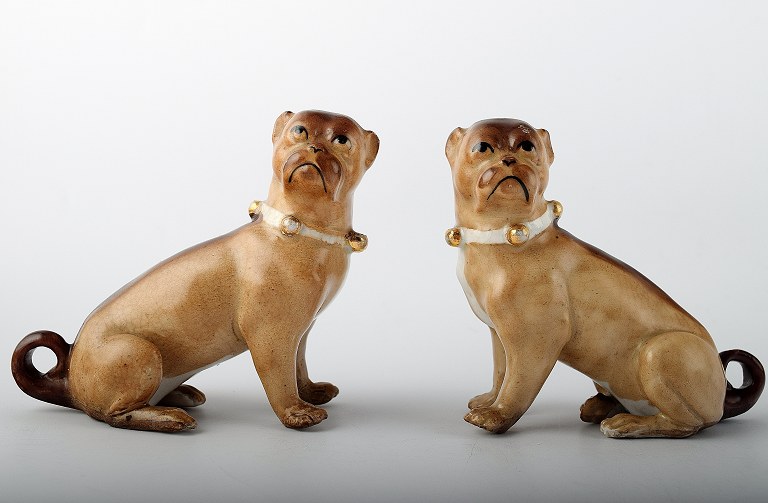 Meissen stil, 1800-tallet, par hundefigurer, mopper.
