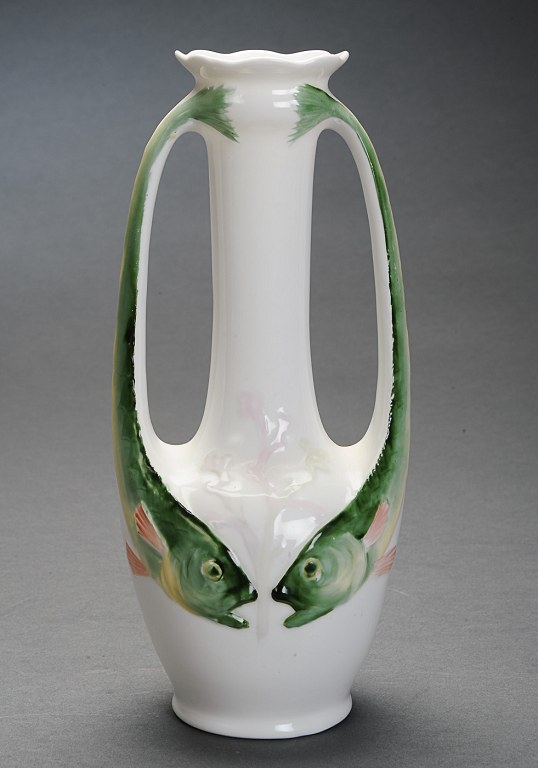 Art nouveau vase af porcelæn prydet med to hanke i form af fisk.