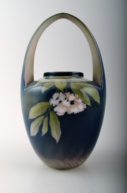 Royal Copenhagen Art Nouveau vase, dekoreret med blomster.  
