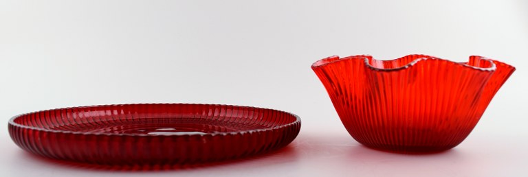 Plate and bowl in red art glass, Arthur Percy.
Company: Reijmyre / Gullaskruf.
In perfect condition.
Measures: 19 x 10 cm. and 28 cm.